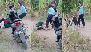 Viral Tiga ABG Baku Hantam Gara-gara Rebutan Cowok