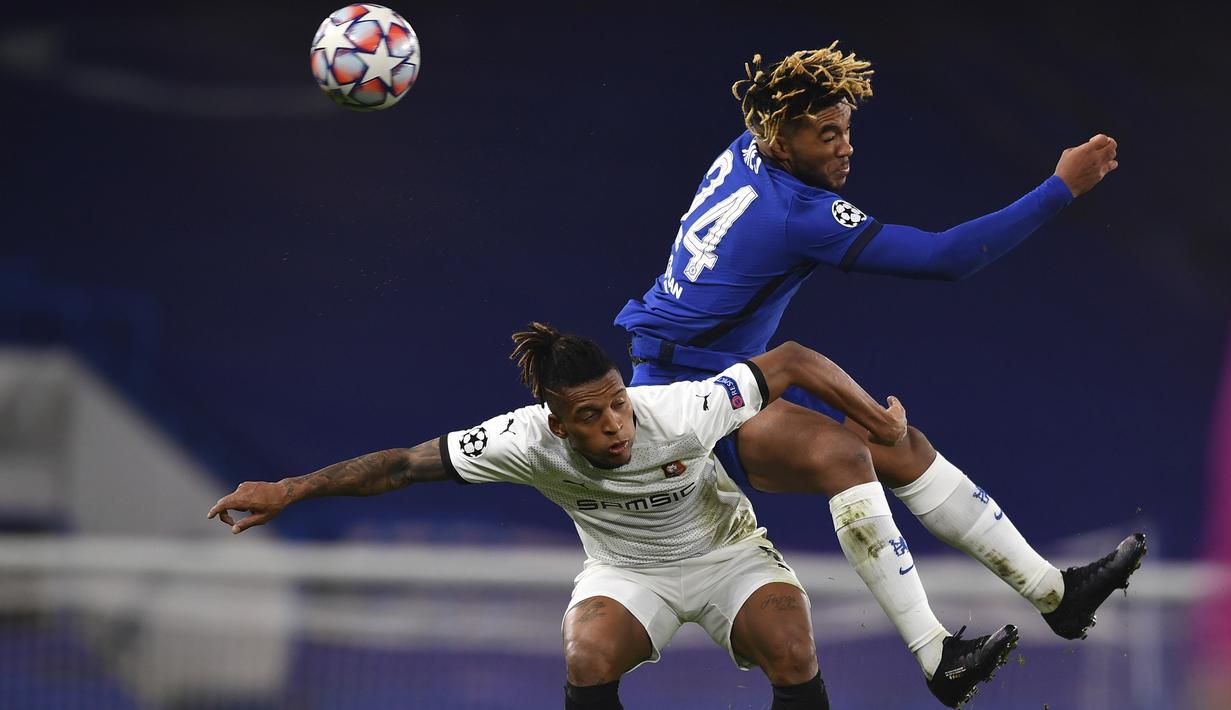 Bek Chelsea, Reece James, berebut bola dengan bek Rennes, Dalbert, pada laga lanjutan Liga Champions 2020/2021 di Stadion Stamford Bridge, Kamis (5/11/2020) dini hari WIB. Chelsea menang 3-0 atas Rennes. (Ben Stansall/Pool via AP)