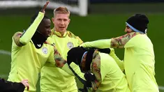 Pemain Manchester City Raheem Sterling (kedua kanan) bersama Riyad Mahrez (kanan) dan Kevin De Bruyne (kedua kiri) bercanda saat berlatih jelang menghadapi Shakhtar Donetsk pada pertandingan Grup C Liga Champions di City Football Academy, Manchester, Inggris, Senin (25/11/2019). (Paul ELLIS/AFP)