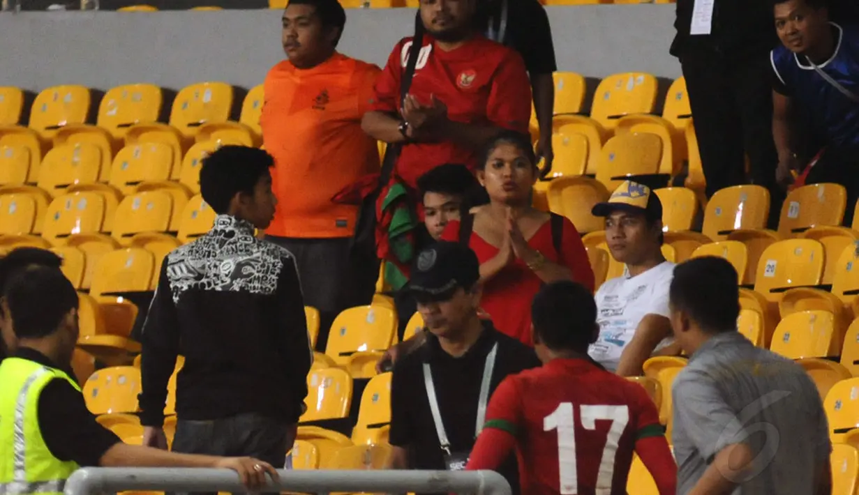 Salah satu suporter setia Timnas Indonesia yang ada di tribun VIP terlihat meminta Ferdinand Sinaga untuk bersabar dan meredakan emosinya, (11/5/2014). (Liputan6.com/Helmi Fithriansyah)  