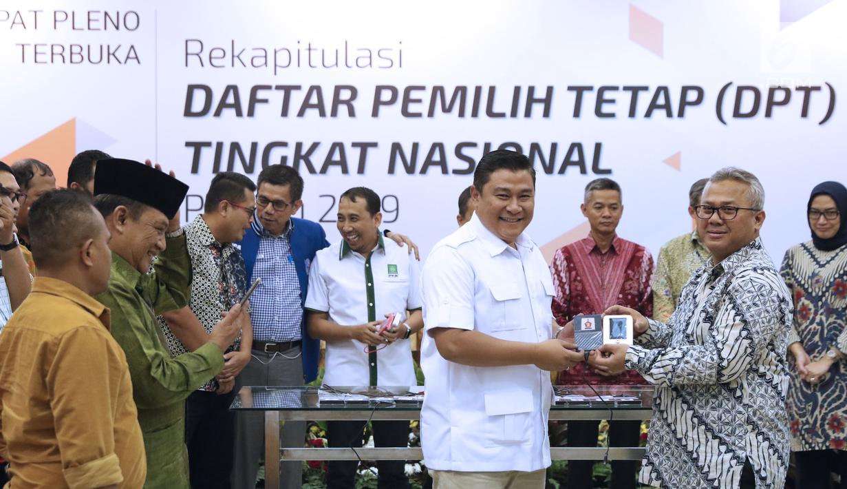 Ketua KPU RI, Arief Budiman (kanan) menyerahkan soft copy DPT tingkat nasional kepada perwakilan Partai Gerindra usai rapat pleno di Jakarta, Rabu (5/9). Sebelumnya, KPU menggelar rapat pleno rekapitulasi DPT nasional. (Liputan6.com/Helmi Fithriansyah)