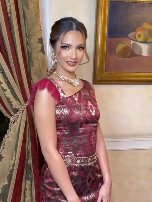 Gaunnya dibuat dari kain tenun dengan corak khas dari daerah Sumba Timur, NTT. [instagram/ramadhaniabakrie]