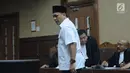 Bupati Lampung Tengah nonaktif, Mustafa saat menjalani sidang dakwaan di Pengadilan Tipikor, Jakarta, Senin (14/5). Atas dakwaan dari penuntut umum, Mustafa mengaku tidak akan mengajukan eksepsi atau nota keberatan. (Liputan6.com/Helmi Fithriansyah)