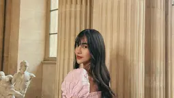 Dalam potret yang diunggah, artis 26 tahun itu selalu tampil dengan gaya pakaian yang fashionable. Anya tampil manis dengan atasan berwarna merah muda memadukan atasan celana jeans boyfriend berwarna biru tua. (Instagram/anyageraldine)