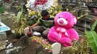 Pemuda di Blitar bawa boneka beruang ke makam kekasih. Credits: Facebook/Mas Gemukk