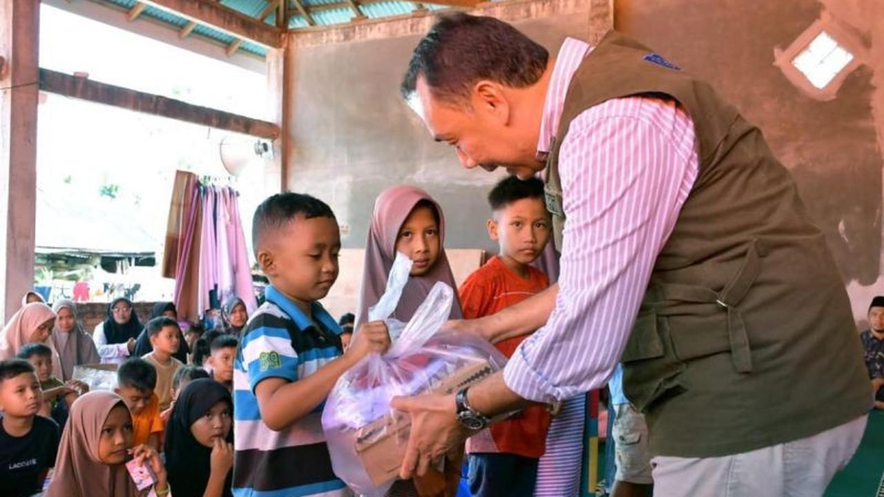 Pemkab Agam Salurkan Bantuan Seragam Sekolah untuk 1.800 Pelajar Korban Bencana