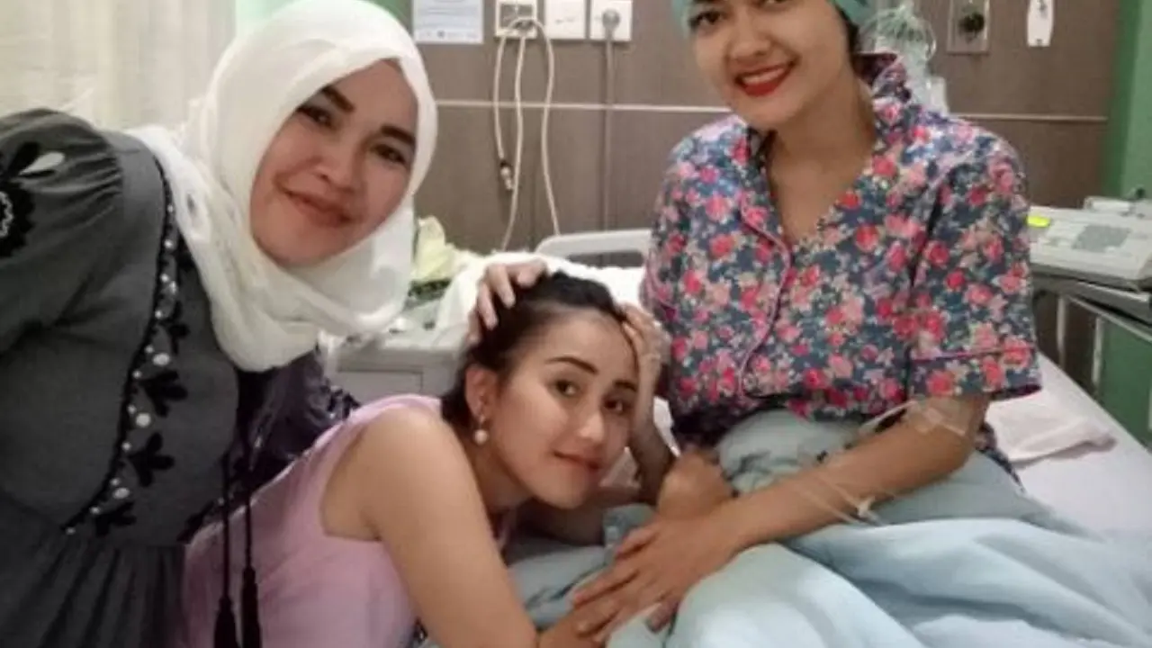 [Bintang] Ayu Ting Ting dan Julia Perez