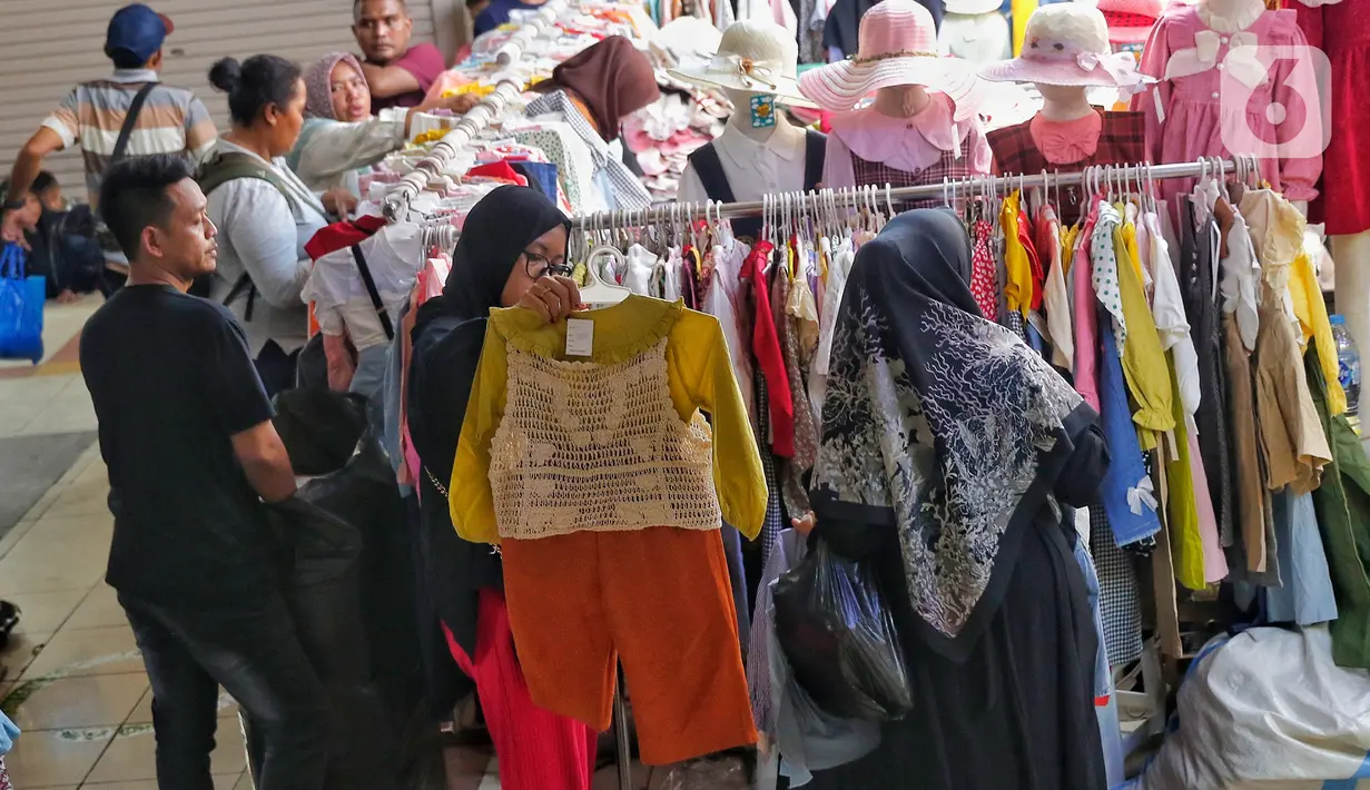 Harga murah dan pilihan yang bervariasi menjadi alasan warga memilih berbelanja di Pasar Tanah Abang. (Liputan6.com/Angga Yuniar)