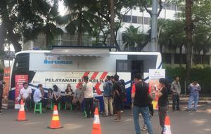 Pengunjung CFD datangi Samsat keliling di Bunderan HI.