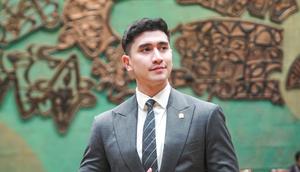 Penasaran dengan gaya aktor Verrell Bramasta saat dinas di Senayan? Anggota DPR RI ini kerap tampil karismatik, memadukan kesan formal dan modern. (Foto: Dok. Instagram @bramastavrl)
