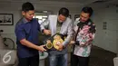 Petinju Indonesia, Daud Yordan (tengah) memasang sabuk WBA Lightweight International saat bertemu Menpora Imam Nahrawi di Jakarta, Selasa (14/6/2016). Daud merebut sabuk dari petinju Argentina Cristian R Coria. (Liputan6.com/Helmi Fithriansyah)
