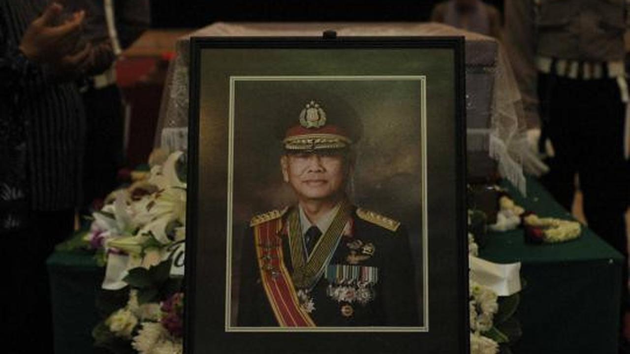 Mantan Kapolri Dibyo Widodo dimakamkan