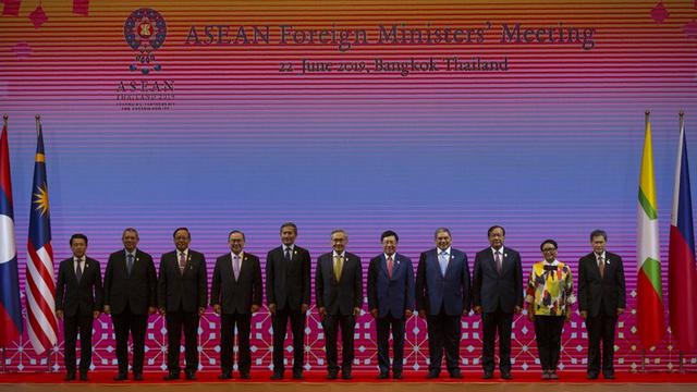 Foto bersama dalam pertemuan para Menlu ASEAN di Bangkok, Thailand, Sabtu, 22 Juni 2019 (AP Photo / Gemunu Amarasinghe)