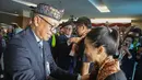 Direktur Utama PT Angkasa Pura Indonesia (Persero) Muhammad Rizal Pahlevi mengalungkan kain kepada penumpang yang baru tiba di Bandara Husein Sastranegara, Bandung, Jawa Barat, Jumat 14 Agustus 2026. (Istimewa)