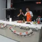 Peragaan masak oleh Chef Yuda Bustara dan Brett Stevens, Komisioner Asia Tenggara Pemerintah Victoria dalam kegiatan Now in Season Australia, Senin (16/1/2017)q