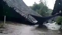 Air banjir menggenangi rumah warga hampir menyentuh atap rumah (Istimewa)