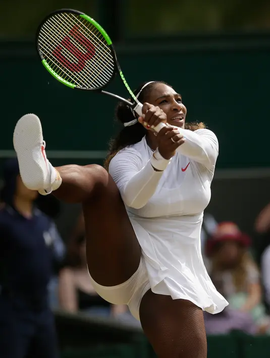 Petenis AS, Serena Williams mengembalikan bola ke arah petenis Jerman, Julia Gorges pada semifinal Wimbledon 2018 di London, Kamis (12/7). Petenis yang baru saja kembali usai melahirkan itu juga menang mudah atas Julia Goerges.. (AP/Tim Ireland)