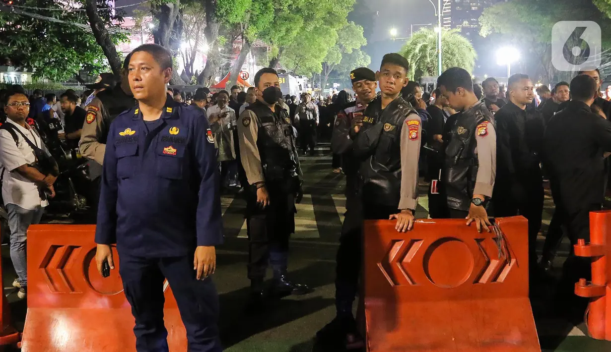 Jelang pengundian nomor urut Capres-Cawapres Pemilu 2024 gedung KPU RI dijaga ketat petugas keamanan gabungan. (Liputan6.com/Angga Yuniar)