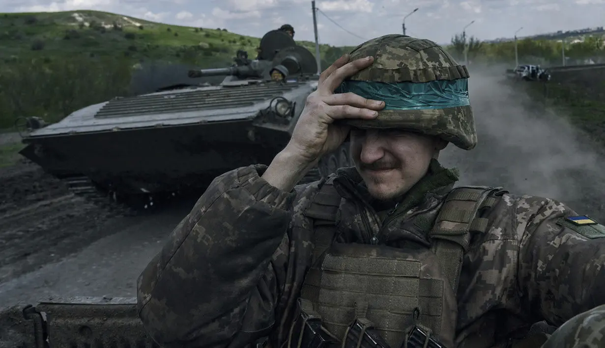 <p>Pada Selasa, 25 April 2023, Cherevatiy mengatakan telah terjadi sejumlah serangan di bagian depan lebih jauh ke utara - dekat Kota Kupiansk, di timur laut Ukraina. (AP Photo/Libkos)</p>