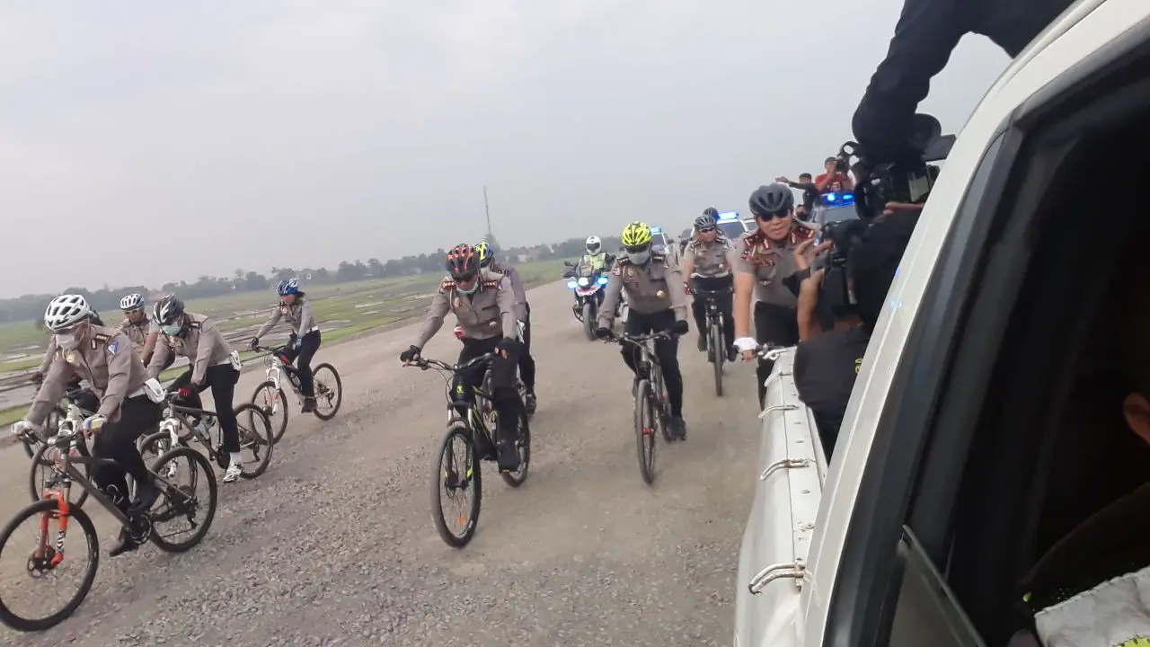 Kakorlantas Polri Irjen Royke Lumowa meninjau langsung kesiapan ruas Tol Pemalang-Semarang menggunakan sepeda ontel. (Foto: Liputan6.com/Polres Pemalang/Muhamad Ridlo)