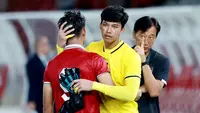 Kiper Timnas Indonesia U-20, Daffa Fasya, berusaha menenangkan Hokky Caraka yang kecewa setelah ditaklukkan Guatemala pada laga turnamen mini di Stadion Utama Gelora Bung Karno (SUGBK), Selasa (21/2/2023). Indonesia menyerah 0-1 dari Guatemala. (Bola.com/M Iqbal Ichsan)