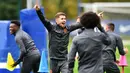 Gelandang Chelsea, Jorginho (tengah) bercanda selama sesi latihan tim di Cobham Chelsea di Stoke D'Abernon, London (1/10/2019). Chelsea akan bertanding melawan wakil Prancis, Lille pada grup H Liga Champions. (AFP Photo/Glyn Kirk)