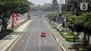 Mobil melintas saat penyekatan PPKM Darurat di kawasan Ratu Plaza, Jakarta, Sabtu (17/7/2021). Menko PMK Muhadjir Effendy mengabarkan Pemberlakuan Pembatasan Kegiatan Masyarakat (PPKM) Darurat akan diperpanjang hingga akhir Juli. (Liputan6.com/Faizal Fanani)