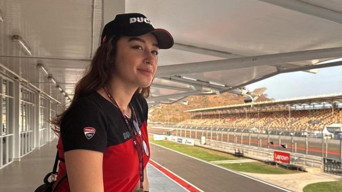 Cantiknya Natasha Ryder di MotoGP Mandalika, Gandengan dengan Cowok Disorot
