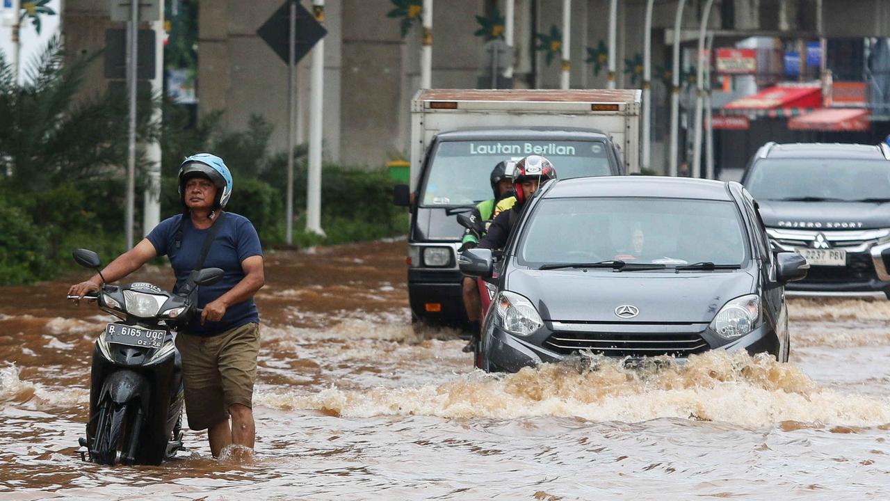 FOTO: Potret Jakarta Dikepung Banjir, Rute Lalu Lintas Dialihkan dan Ribuan Warga Terpaksa Mengungsi