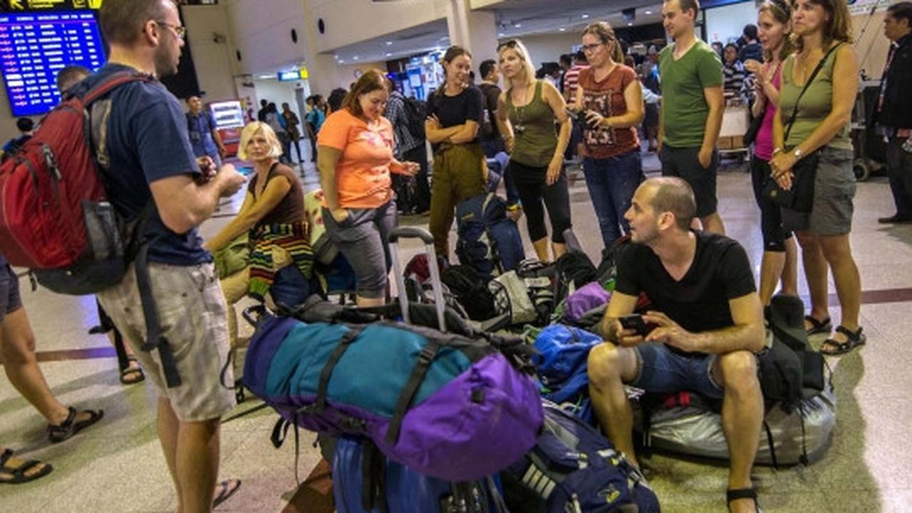 Bandara Juanda ditutup, ratusan penumpang gagal mudik
