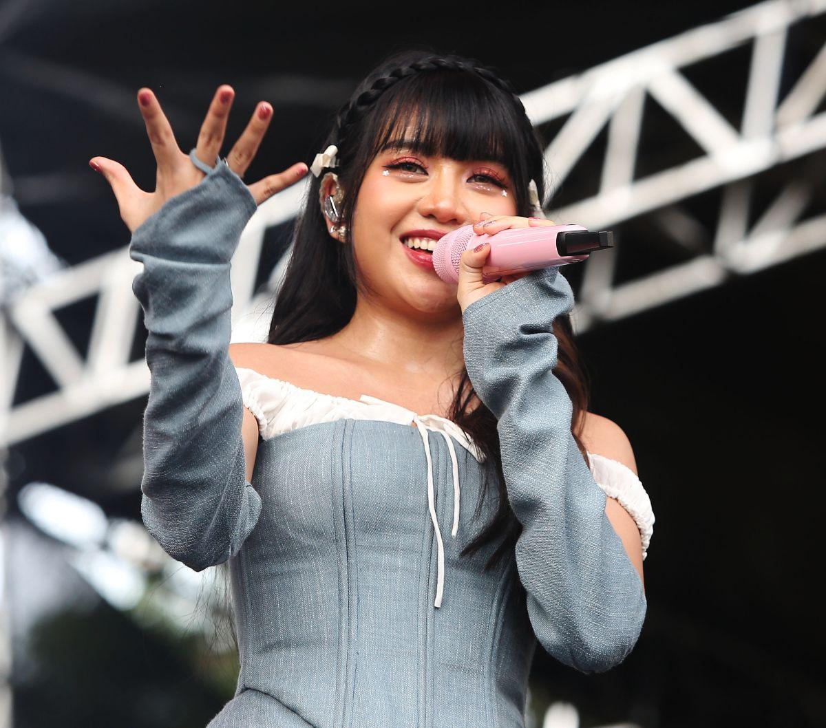 Penyanyi Ghea Indrawari tampil memukau dan menghibur ratusan penggemarnya yang memadati area Social Chic 2024 di kawasan Stadion Madya, Kompleks Gelora Bung Karno (GBK), Jakarta, Sabtu (3/8/2024). Pada hari kedua, Social Chic 2024 menghadirkan sederet mus