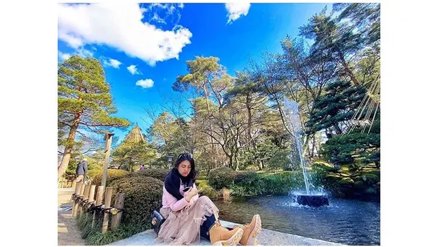 Hasil foto Via Vallen di dekat kolam ini sangat indah, banyak netizen yang mengira editan.