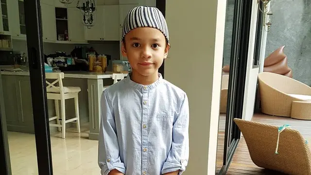 5 Potret Noah Sinclair Belajar Ngaji Online Saat Pandemi, Tuai Pujian
