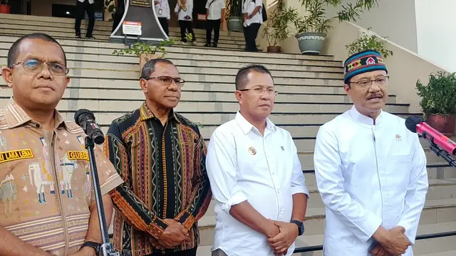 Menteri Sosial Republik Indonesia, Saifullah Yusuf didampingi Gubernur NTT Melki Laka Lena saat memberi keterangan pers.