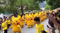 Pawai Pikachu ini tampak menggemaskan saat menari