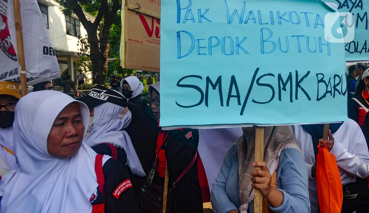 Massa menggelar demonstrasi memprotes pelaksanaan penerimaan peserta didik baru (PPDB) 2024 di Kantor Wali Kota Depok, Kamis (18/7/2024). (merdeka.com/Arie Basuki)