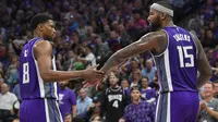 Pemain Sacramento Kings, DeMarcus Cousins #15 dan Rudy Gay #8 bersalaman usai kalah dari San Antonio Spurs ada ajang NBA di Golden 1 Center, Sacramento, California, Kamis (27/10/2016). (AFP/Thearon W. Henderson/Getty Images)