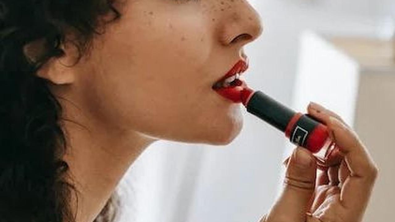 5 Cara Jitu Bikin Makeup Long Lasting, Ada Apa Aja Ya?