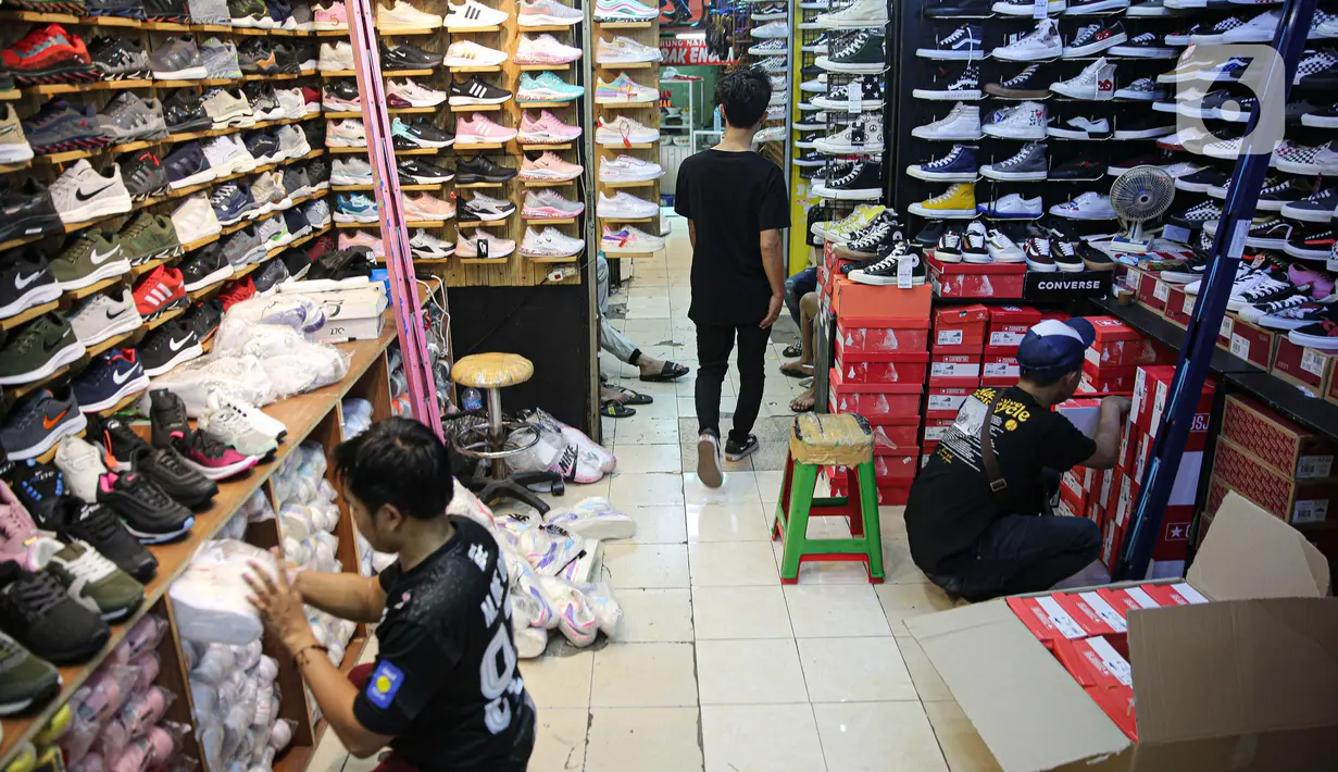 Aktivitas toko sepatu impor dari Vietnam dan China di Jakarta, Selasa (1/9/2020). Kementerian Perdagangan menerbitkan Permendag Nomor 68 Tahun 2020 untuk menekan laju impor alas kaki dan barang konsumsi lainnya yang meningkat hingga 50,64 persen pada Mei hingga Juni 2020 (Liputan6.com/Faizal Fanani)