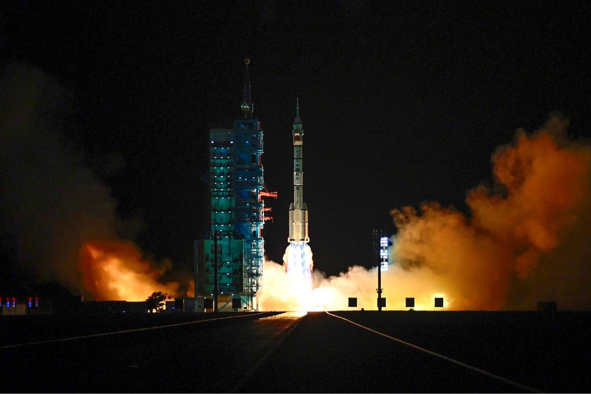 China terbangkan tiga astronaut ke luar angkasa untuk misi ambisius