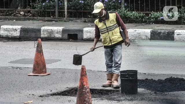 Perbaikan Jalan Berlubang di Cawang