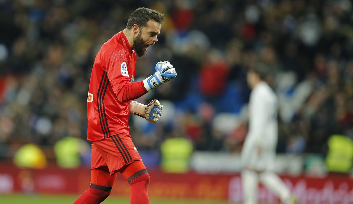 Kiper Celta Vigo, Sergio Alvarez merayakan gol kedua timnya saat melawan Real Madrid pada perempatfinal Copa del Rey leg pertama di Santiago Bernabeu stadium, Madrid, (18/1/2017). Madrid kalah 1-2.  (AP/Paul White)