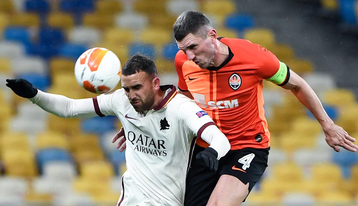 Striker AS Roma, Borja Mayoral (kiri) berduel udara dengan bek Shakhtar Donetsk, Serhiy Kryvtsov dalam laga leg kedua babak 16 besar Liga Europa 2020/2021 di Olimpiyskiy Stadium, Kiev, Kamis (18/3/2021). AS Roma menang 2-1 atas Shakhtar. (AFP/Sergei Supinsky)