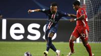 Striker PSG, Neymar (kanan), berusaha menghindar dari hadangan winger Bayern Munchen, Serge Gnabry (kanan). PSG kalah 0-1 dari Bayern Munchen pada laga final Liga Champions 2019/2020, Senin (24/8/2020) dini hari WIB. (Lluis Gene/ Pool via AP)
