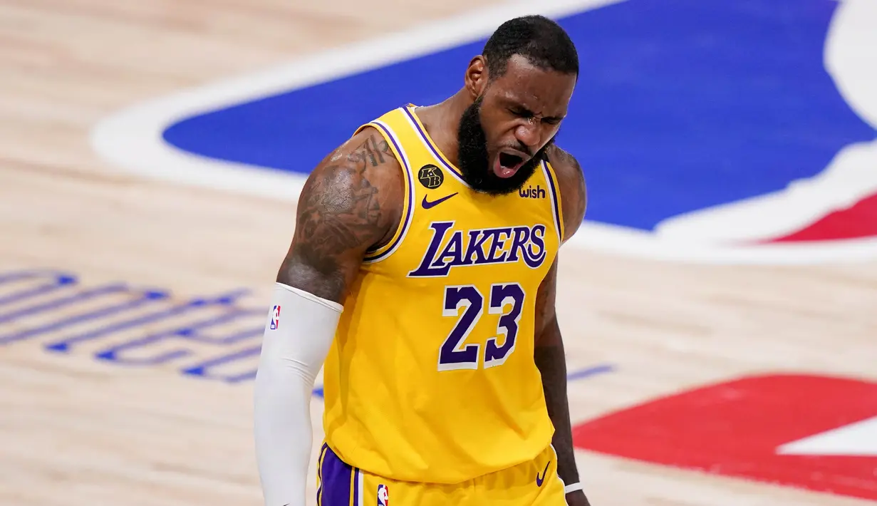 Pebasket Los Angeles Lakers, LeBron James, melakukan selebrasi usai menaklukkan Miami Heat pada gim keempat final NBA di Lake Buena Vista, Rabu (7/10/2020). Lakers menang dengan skor 102-96. (AP Photo/Mark J. Terrill)