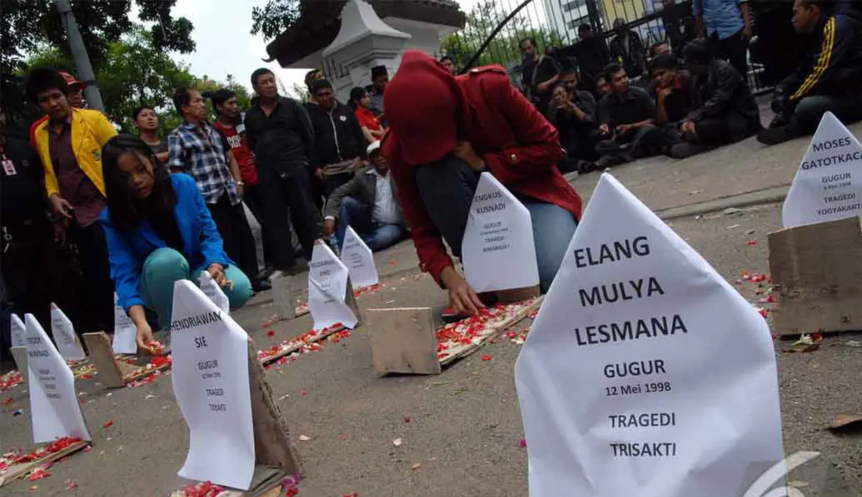  Mereka membuat nisan kecil yang terbuat dari kayu. Lalu diberi nama dengan nama para korban tragedi 98, Jakarta, Selasa (24/06/2014) (Liputan6.com/Faisal R Syam)
