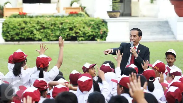 Presiden Joko Widodo (Jokowi) menyempatkan diri mendongeng di hadapan ratusan siswa SD dan SMP halaman tengah Istana Merdeka.