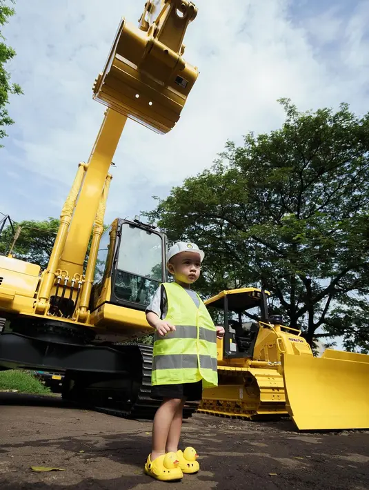 Ya! Rayyanza cosplay jadi seorang kontraktor dengan gaya yang menggemaskan [@tercipungcipung]