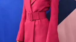 Pose Bella Hadid saat menghadiri acara CFDA Fashion Awards di Manhattan, New York, (5/6). Model 20 tahun ini tampil cantik dan seksi mengenakan jaket kulit sapi berwarna pink. (Dimitrios Kambouris/Getty Images North America/AFP)