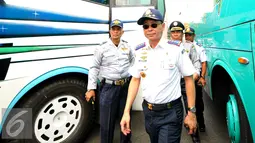 Menteri Perhubungan Ignasius Jonan melakukan pemeriksaan mendadak ke Terminal Kp.Rambutan, Jakarta, Jumat (10/7/2015).  Kedatangan Jonan untuk mengecek kesiapan layanan angkutan mudik Lebaran 2015. (Liputan/Yoppy Renato)